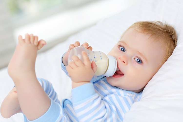 bé 0 - 6 tháng tuổi chỉ nên ăn sữa