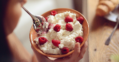 Cottage cheese alternative made from fermented apricot kernels