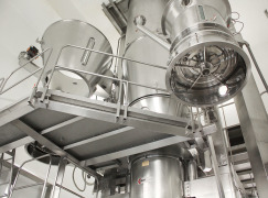 Fluidised bed and spouted bed granulation and coating equipment for processing and functionalisation of granules made from powders and liquids
