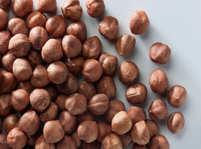 Raw hazelnut kernels