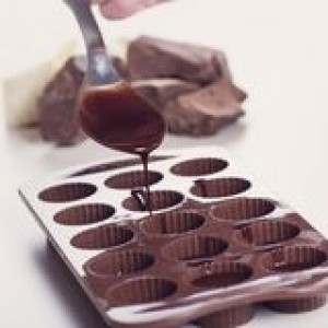 woman-making-raw-organic-chocolate-confectionery-29714067