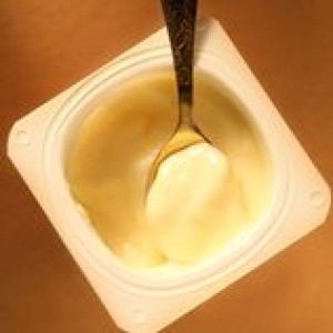 yogurt-pot-spoon-full-45299222